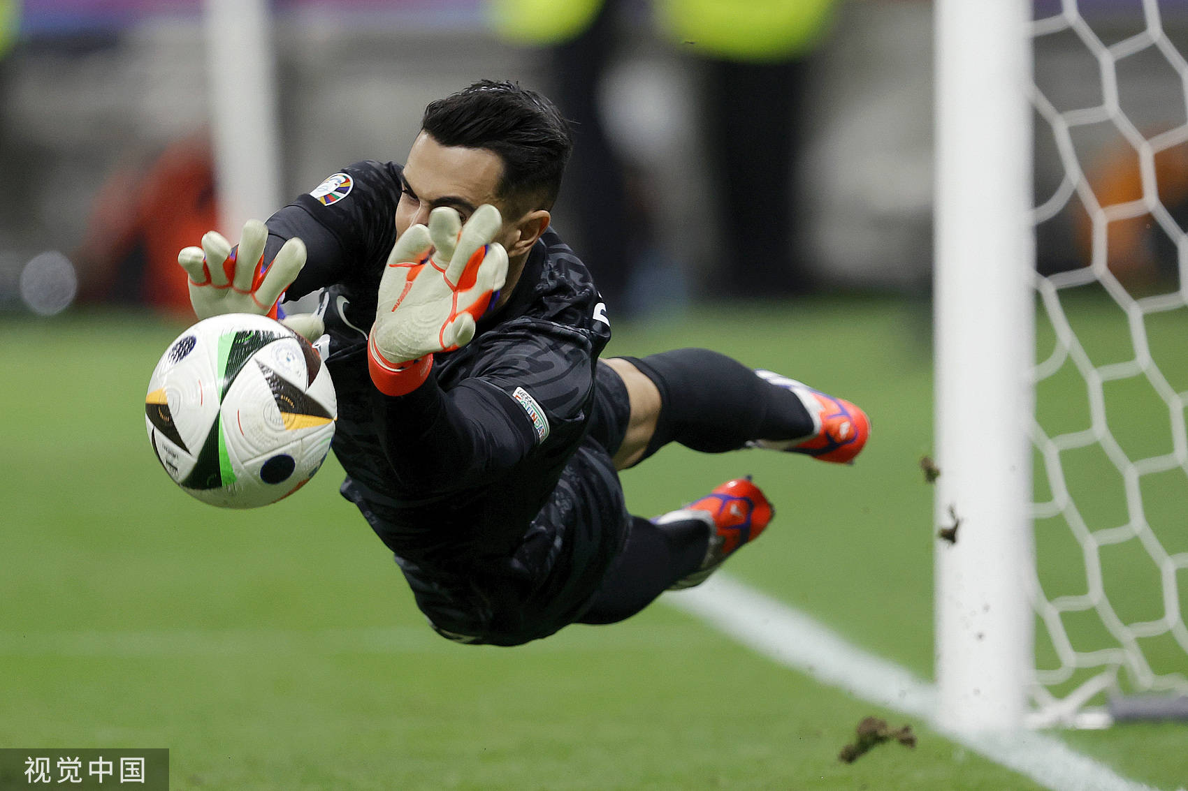 比赛中一场惊险救球！守门员发挥出色的简单介绍